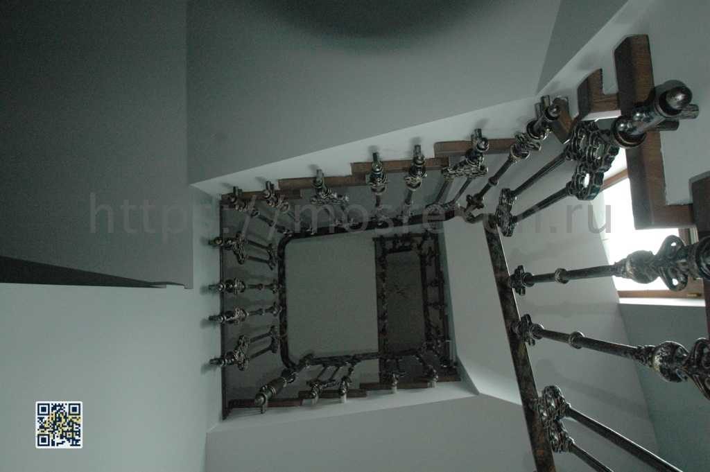 Необычная лестница в частном трех этажном доме