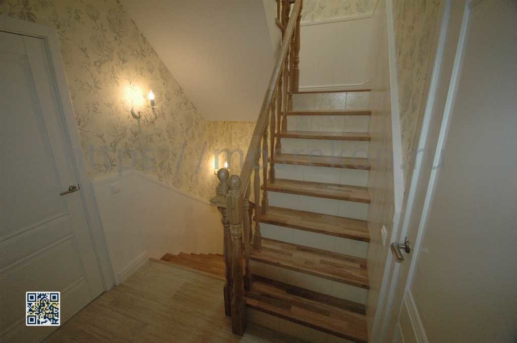 Лестница из светлого дуба с балясинами фото