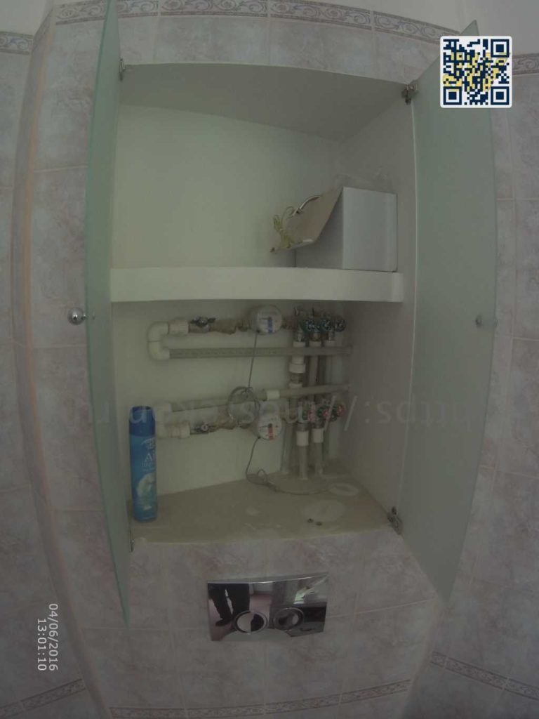 Полки в сантехническом шкафу в ванной комнате