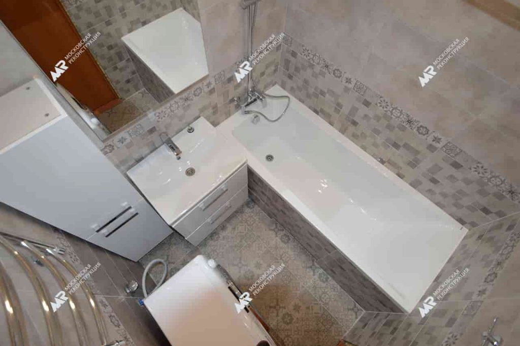 Ванная комната с белой сантехникой